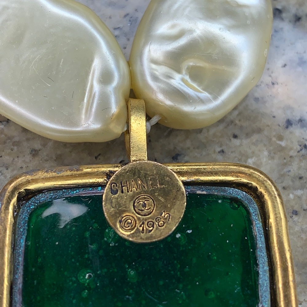 Authentic Vintage Chanel Gripoix Green Stone Baroque Pearl Drop Necklace - Picture 4 of 4